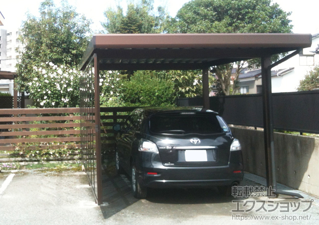 石川県加賀市ののカーポート ジーポートneo Aタイプ 1台用 角柱仕様 積雪〜100cm対応＋ジーポートneo サイドパネル 台形枠無し 2段 平板タイプ 施工例