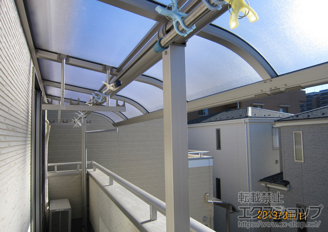 埼玉県川口市ののバルコニー・ベランダ屋根 プレシオステラス R型 屋根タイプ 連棟 積雪〜20cm対応+吊下げ式物干し 標準 2本入 施工例
