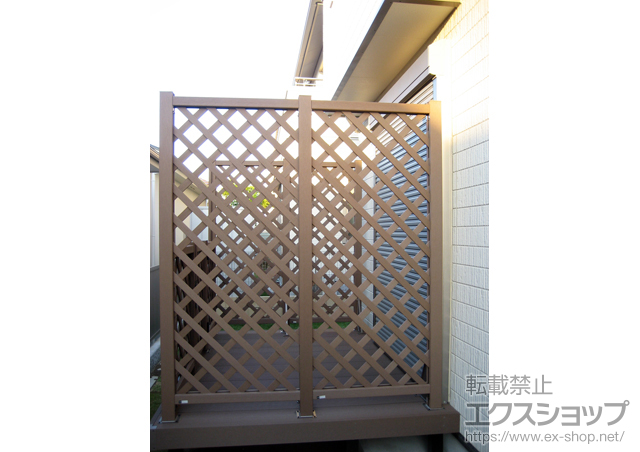 神奈川県藤沢市ののウッドデッキ リウッドデッキ 200 単体 +リウッドデッキハイパーティション＋デッキフェンス＋デッキ門扉2型＜ラチス格子＞ 施工例