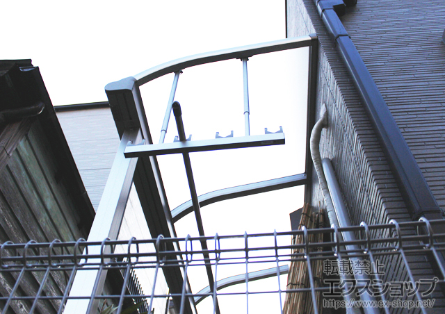 兵庫県尼崎市ののテラス屋根 プレシオステラス R型 テラスタイプ 単体 積雪〜20cm対応＋吊り下げ物干し　標準　2本入 施工例