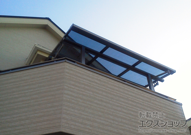 神奈川県横浜市のLIXIL リクシル（トステム）のバルコニー・ベランダ屋根 ライザーテラスII F型 屋根タイプ 単体 積雪〜20ｃｍ対応+吊り下げ式物干し ショート 2本入 施工例
