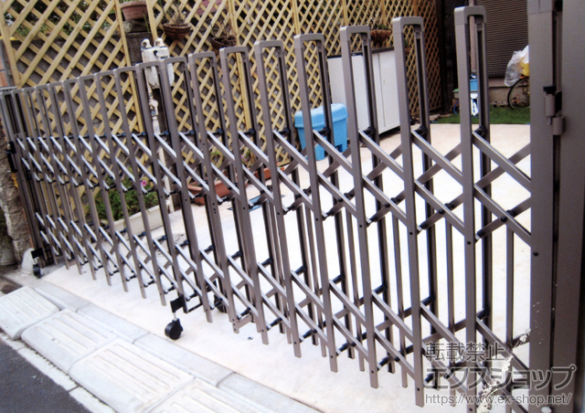 埼玉県さいたま市ののカーゲート トリップゲート ペットガード型 ノンレール 片開き 施工例