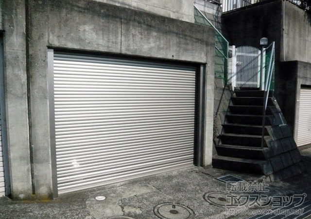 神奈川県横浜市のLIXIL リクシル（トステム）のガレージシャッター ガレージシャッタークワトロ 電動式 内部付タイプ 施工例