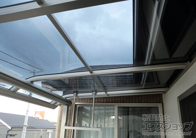 兵庫県神戸市ののバルコニー・ベランダ屋根 プレシオステラス R型 屋根タイプ 単体 積雪〜20cm対応+吊り下げ物干し　標準　2本入 施工例