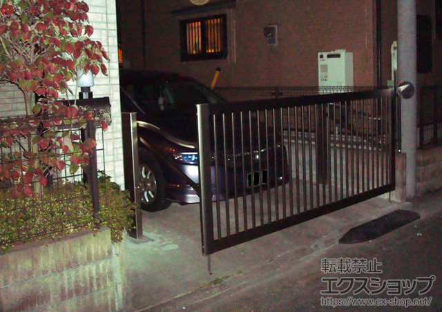 群馬県高崎市ののカーゲート スウィングアップゲートワイド 縦格子型 手動式 施工例