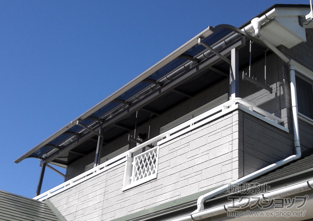 長野県下高井郡山ノ内町のLIXIL リクシル（トステム）のバルコニー・ベランダ屋根 ライザーテラスII R型 1500 屋根タイプ 連棟 積雪〜50cm対応+吊り下げ式物干し 標準 2本入り 施工例