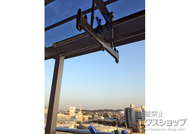 神奈川県横浜市のLIXIL リクシル（トステム）のバルコニー・ベランダ屋根 ライザーテラスII F型 屋根タイプ 単体 積雪〜20cm対応+吊り下げ式物干し 標準 2本入 施工例
