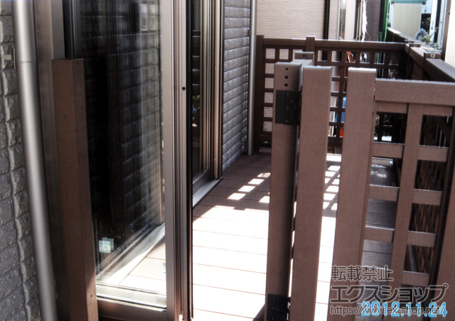 神奈川県横浜市ののウッドデッキ リウッドデッキ 200 単体＋リウッドデッキフェンス1型＋デッキ門扉1型＜井桁格子＞ 施工例