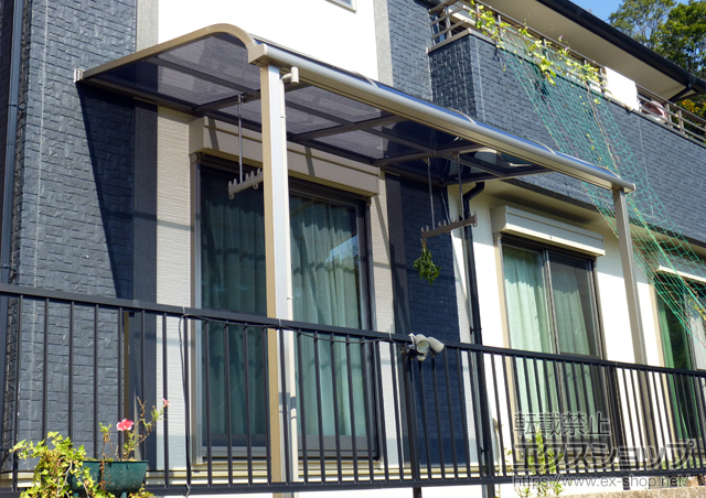 愛知県豊田市のLIXIL リクシル（トステム）のテラス屋根 ライザーテラスII R型 テラスタイプ 単体 積雪〜20cm対応+吊り下げ式物干し 標準 2本入 施工例