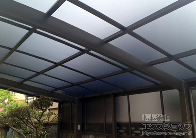 京都府城陽市のLIXIL リクシル（トステム）のカーポート カーブポートシグマIII 積雪〜30cm対応+カーブポートシグマIII サイドパネル 施工例