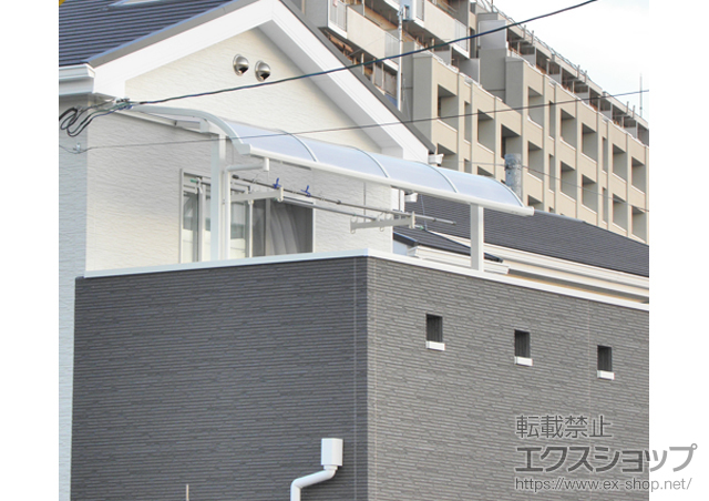 大阪府吹田市のLIXIL リクシル（トステム）のバルコニー・ベランダ屋根 ライザーテラスII R型 テラスタイプ 単体 積雪〜20cm対応＋吊下げ物干し 標準2本入 施工例