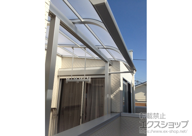 大阪府豊中市のLIXIL リクシル（トステム）のテラス屋根 ライザーテラスII R型 テラスタイプ 単体 積雪〜20cm対応＋吊り下げ式物干し 標準 2本入 施工例