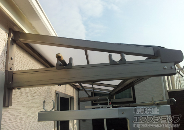 神奈川県横浜市のLIXIL リクシル（トステム）のバルコニー・ベランダ屋根 ライザーテラスII F型 ルーフタイプ 単体 積雪〜20cm対応+ルーフ用竿掛けセット 4個入 施工例