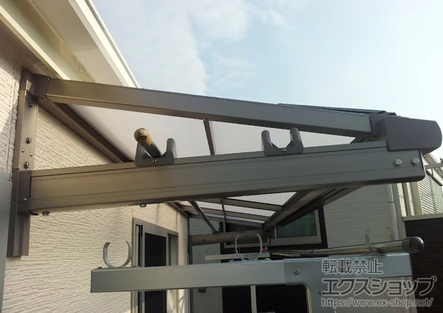 神奈川県横浜市のLIXIL リクシル（トステム）のバルコニー・ベランダ屋根 ライザーテラスII F型 ルーフタイプ 単体 積雪～20cm対応+ルーフ用竿掛けセット 4個入 施工例