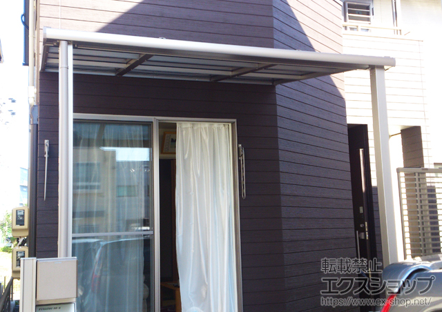 愛知県小牧市のLIXIL リクシル（トステム）のテラス屋根 ライザーテラスII F型 テラスタイプ 積雪〜20?対応＋壁付式物干し　標準　2本入 施工例