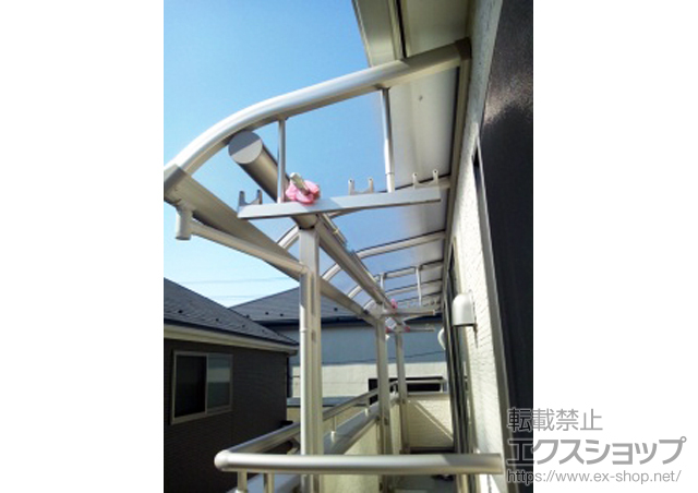 千葉県松戸市ののバルコニー・ベランダ屋根 プレシオステラス R型 屋根タイプ 連棟 積+雪〜20cm対応+吊り下げ式物干し 標準 2本入 施工例