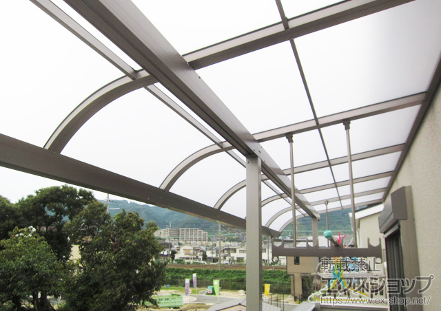 大阪府三島郡島本町のLIXIL リクシル（トステム）のバルコニー・ベランダ屋根 ライザーテラスII R型 屋根タイプ 連棟 施工例