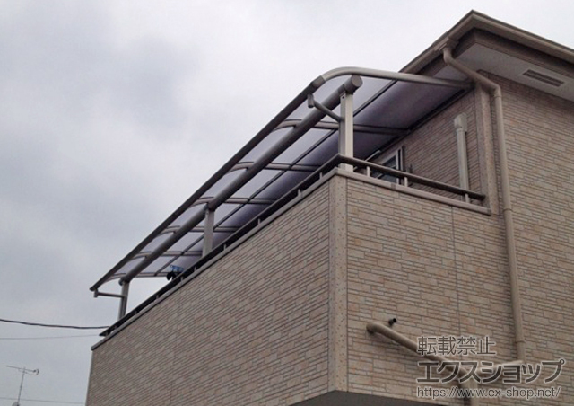 福岡県福岡市ののバルコニー・ベランダ屋根 プレシオステラス R型 屋根タイプ 連棟 積雪〜20cm対応+収納式物干し 標準 2本入り 施工例