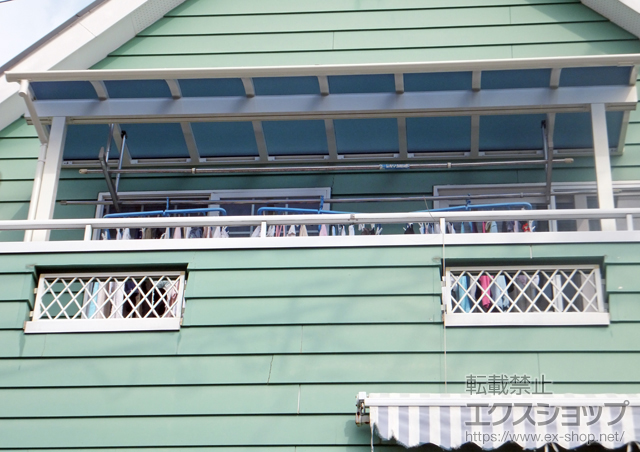 東京都国立市ののバルコニー・ベランダ屋根 ヴェクターテラス R型 屋根タイプ 単体 積雪〜50ｃｍ対応+吊り下げ式物干し 標準 2本入 施工例