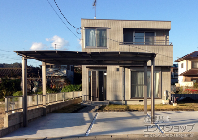栃木県佐野市のLIXIL リクシル（トステム）のカーポート エックスルーフ ワイド 積雪〜30cm対応
幅=4,920mm 施工例