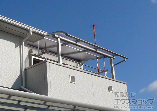 大阪府堺市ののバルコニー・ベランダ屋根 ヴェクターテラス R型 屋根タイプ 単体 積雪〜20cm対応+吊り下げ式物干し 標準 2本入 施工例