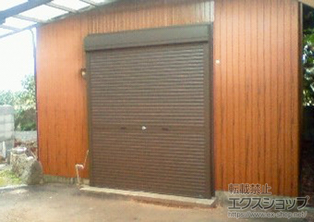 香川県木田郡三木町のLIXIL リクシル（トステム）のガレージシャッター ガレージシャッタークワトロ 手動式 外部付タイプ 施工例