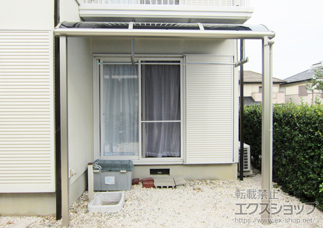 三重県四日市市ののテラス屋根 プレシオステラス R型 テラスタイプ 単体 積雪〜20cm対応+吊り下げ式物干し 標準　2本入り 施工例