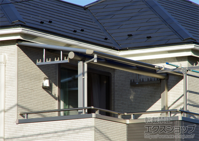 東京都東久留米市ののバルコニー・ベランダ屋根 ヴェクターテラス F型 屋根タイプ 単体　積雪〜20cm対応＋吊り下げ物干し　標準　2本入 施工例