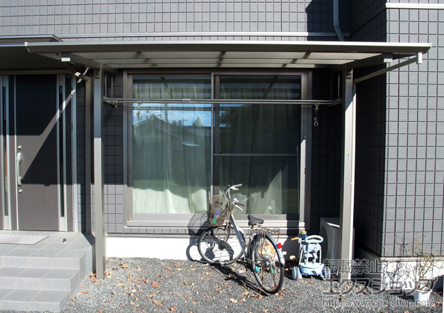 群馬県太田市ののテラス屋根 独立式テラス セパーネ 積雪〜20cm対応 すき間カバー付+竿掛け 吊り下げ型　ショート 2本入 施工例