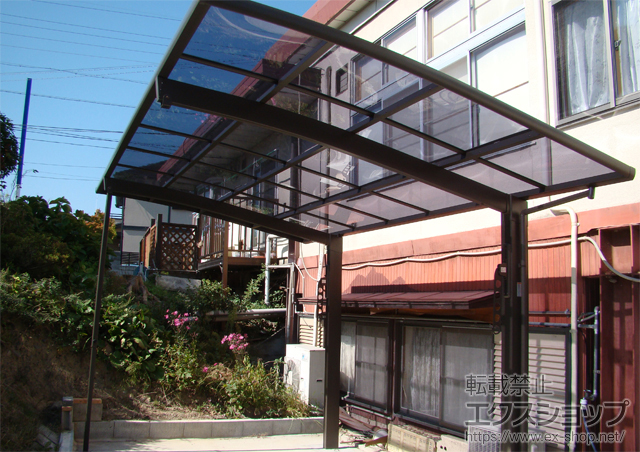 長野県長野市のLIXIL リクシル（トステム）のカーポート カーブポートシグマIII 耐風圧強度仕様 積雪〜30cm対応＋収納式物干し 標準　2本入り 施工例