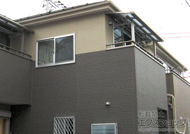 東京都葛飾区のLIXIL リクシル（トステム）のバルコニー・ベランダ屋根 ライザーテラスII F型 屋根タイプ 単体 積雪〜20cm対応＋吊り下げ物干し 標準 2本入 施工例