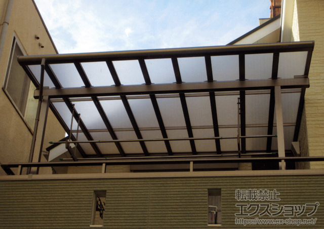 大阪府大阪市のLIXIL リクシル（トステム）のバルコニー・ベランダ屋根 パワーアルファ F型 テラスタイプ 単体 積雪〜30cm対応 施工例