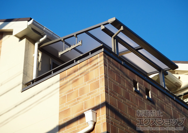 愛知県名古屋市のLIXIL リクシル（トステム）のバルコニー・ベランダ屋根 ライザーテラスII F型 屋根タイプ 単体 積雪〜20cm対応＋吊り下げ物干し ショート 2本入 施工例