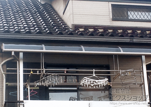 千葉県我孫子市のLIXIL リクシル（トステム）のバルコニー・ベランダ屋根 ライザーテラスII R型 屋根タイプ 単体 積雪〜20cm対応+吊下げ物干し 標準2本入 施工例
