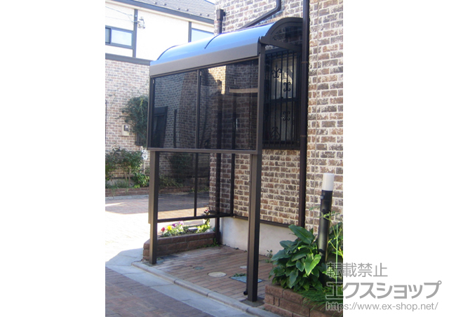 埼玉県ふじみ野市のLIXIL リクシル（トステム）のテラス屋根 ライザーテラスII R型 テラスタイプ 単体 積雪〜20cm対応+前面スクリーン1段+側面スクリーン2段+側面ランマパネル R型用 施工例