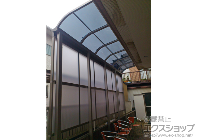 静岡県静岡市のLIXIL リクシル（トステム）のテラス屋根 ライザーテラスII R型 テラスタイプ 連棟 積雪〜20cm対応+ライザーテラスII 前面スクリーン 2段 施工例