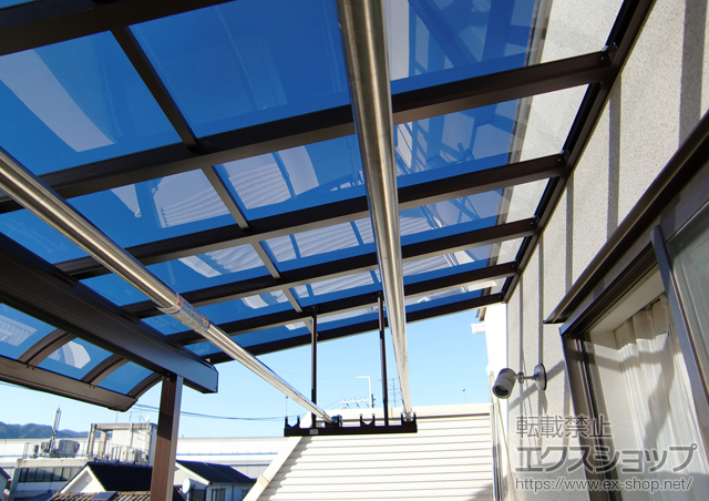 兵庫県西宮市ののバルコニー・ベランダ屋根 プレシオステラス R型 屋根タイプ 1500 単体 積雪〜50cm対応＋吊り下げ式物干し 標準 2本入 施工例