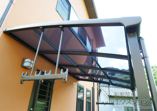 静岡県沼津市のLIXIL リクシル（トステム）のテラス屋根 パワーアルファ L型 テラスタイプ 単体 積雪〜30cm対応＋吊り下げ物干し　標準　2本入 施工例