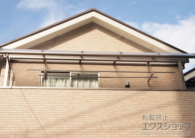 大阪府吹田市のLIXIL リクシル（トステム）のバルコニー・ベランダ屋根 ライザーテラスII R型 屋根タイプ 単体 積雪〜20cm対応＋吊り下げ式物干し 標準 2本入 施工例