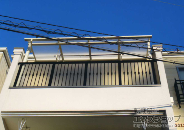 大阪府大阪市のLIXIL リクシル（トステム）のバルコニー・ベランダ屋根 ライザーテラスII R型 屋根タイプ 単体+吊り下げ物干し　標準　2本入 施工例