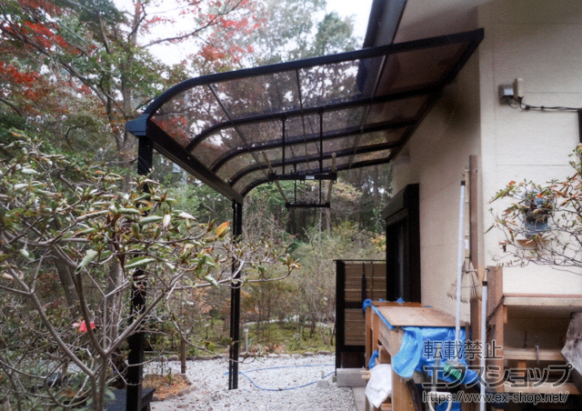 栃木県那須塩原市のLIXIL リクシル（トステム）のテラス屋根 ライザーテラスII R型 テラスタイプ 単体 積雪〜20ｃｍ対応+吊り下げ物干し　標準　2本入 施工例