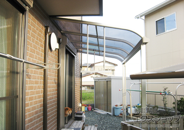 茨城県高萩市ののテラス屋根 ヴェクターテラス R型 テラスタイプ 単体 積雪〜20cm対応＋吊り下げ物干し 標準 2本入り＋水平式物干し 木造用 2本入り 施工例