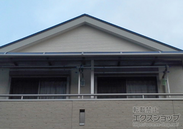 埼玉県八潮市のLIXIL リクシル（トステム）のバルコニー・ベランダ屋根 ライザーテラスII R型 屋根タイプ 連棟 積雪〜20cm対応+屋根材ホルダー（3本入）　2セット+吊り下げ物干し　標準　2本入 施工例