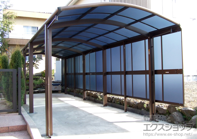 山梨県富士吉田市ののカーポート レイナワンポート 縦連棟用セット 積雪〜20cm対応+レイナワンポート サイドパネル 縦連棟用セット 施工例