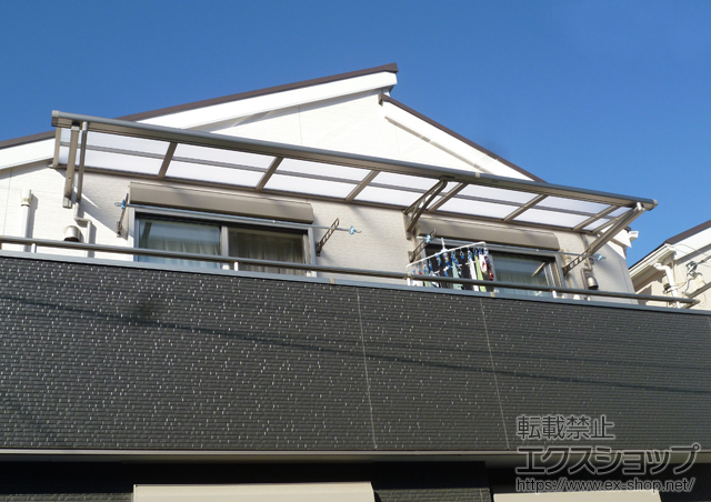 東京都足立区のLIXIL リクシル（トステム）のバルコニー・ベランダ屋根 ライザーテラスII F型 ルーフタイプ 連棟 積雪〜20cm対応 施工例