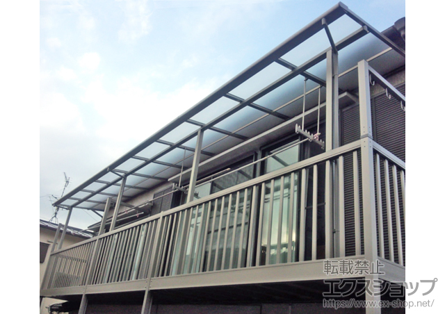 東京都練馬区のLIXIL リクシル（トステム）のバルコニー・ベランダ屋根 ライザーテラスII F型 屋根タイプ 連棟 積雪〜20cm対応＋吊り下げ物干し ロング 2本入り 施工例