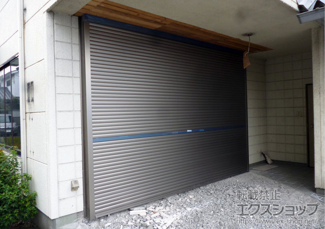 埼玉県日高市のLIXIL リクシル（トステム）のガレージシャッター ガレージシャッタークワトロ 手動式 外部付タイプ 施工例