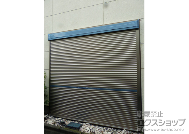 埼玉県日高市のLIXIL リクシル（トステム）のガレージシャッター ガレージシャッタークワトロ 手動式 外部付タイプ 施工例