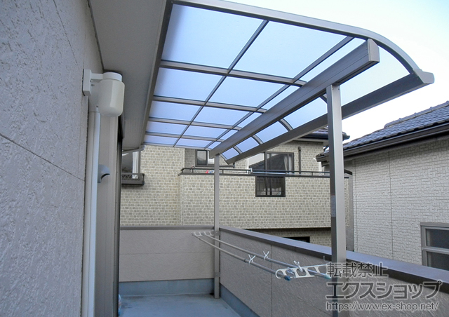 福岡県福岡市のLIXIL リクシル（トステム）のバルコニー・ベランダ屋根 ライザーテラスII R型 屋根タイプ 単体 積雪〜20ｃｍ対応 施工例