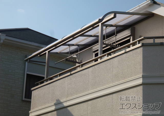 大阪府枚方市のLIXIL リクシル（トステム）のバルコニー・ベランダ屋根 ライザーテラスII R型 屋根タイプ 単体＋吊り下げ物干し　標準　2本入 施工例